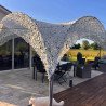 Filet de camouflage blanc tendu en voûtes au-dessus d'une terrasse