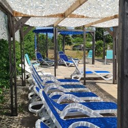 Filets de camouflage blancs ombrageant des bains de soleil