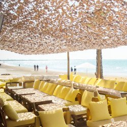 Filet de camouflage beige sur une terrasse de restaurant en bord de plage