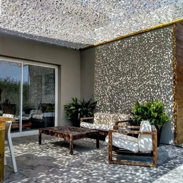Filet blanc en plafond et en paroi sur une terrasse couverte
