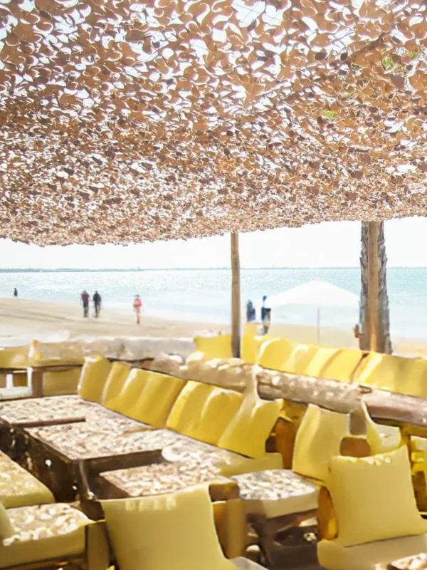 Filet beige au-dessus d'une terrasse de restaurant en bord de plage