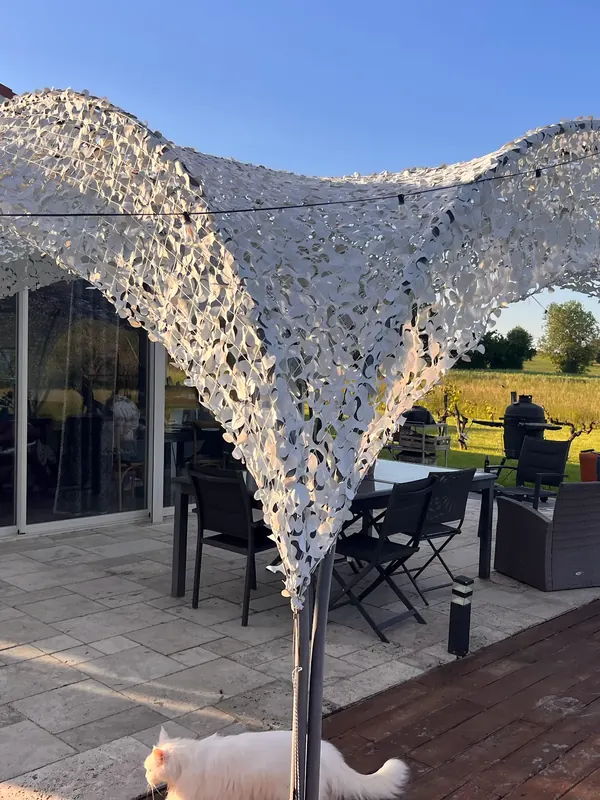 Filet blanc tendu en voûtes au-dessus d'une terrasse